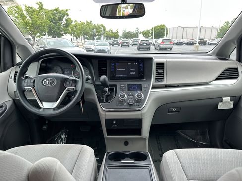 Used 2016 Toyota Sienna LE FWD image 29