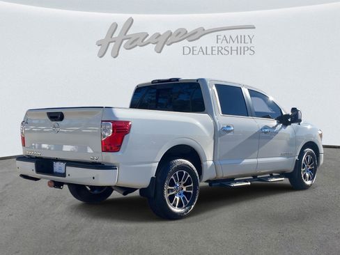 Used 2021 Nissan Titan SV w/ SV Convenience Package image 3