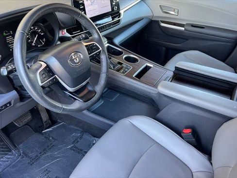 Certified 2022 Toyota Sienna XLE image 11