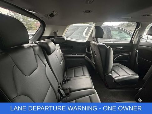 Used 2024 Kia Telluride EX w/ EX Captain's Chair Package FWD image 3