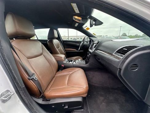 Used 2019 Chrysler 300 Limited RWD image 28