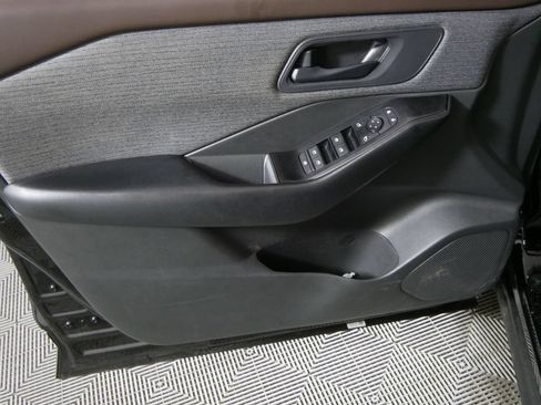 Used 2023 Nissan Rogue S AWD/4WD image 13