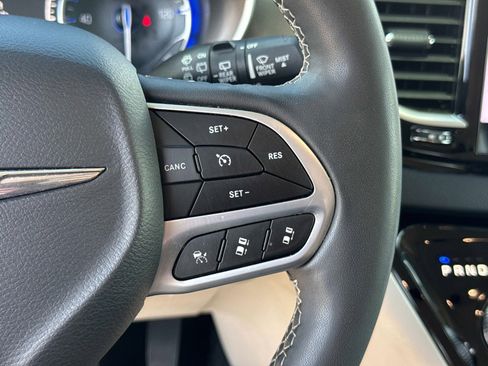 Used 2023 Chrysler Pacifica Touring-L FWD image 30