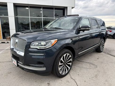 Used 2024 Lincoln Navigator L Reserve AWD/4WD image 3