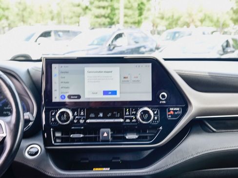 Used 2024 Toyota Highlander Limited image 16