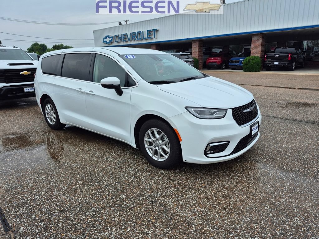 Used 2023 Chrysler Pacifica Touring-L FWD image 8