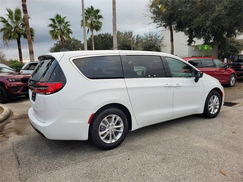 New 2026 Chrysler Pacifica Select image 12