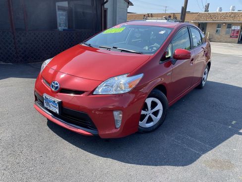 Used 2014 Toyota Prius image 1