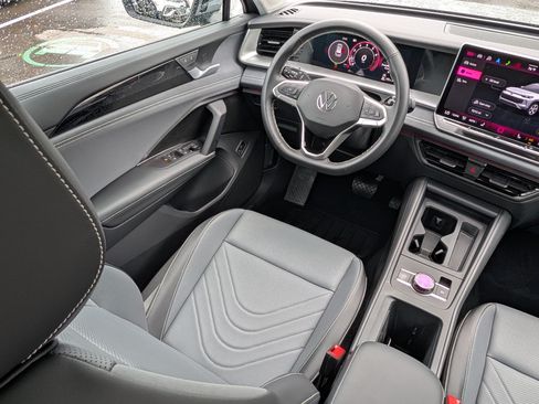 Used 2025 Volkswagen Tiguan SE w/ Panoramic Sunroof Package AWD/4WD image 9