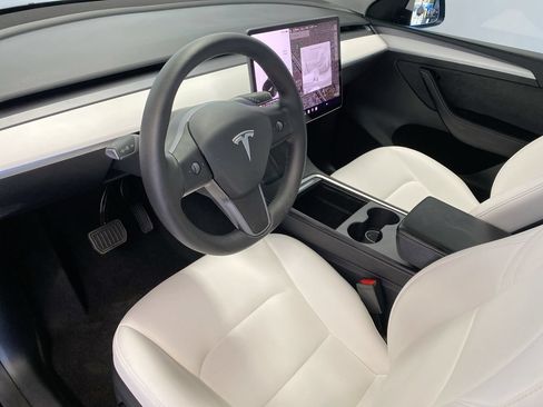 Used 2024 Tesla Model Y Long Range AWD/4WD image 21