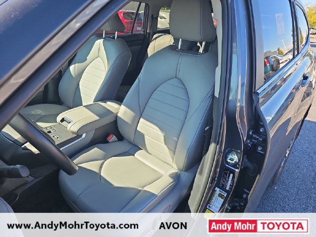 Used 2023 Toyota Highlander XLE AWD/4WD image 10