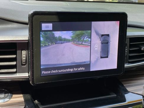 Used 2022 Ford Explorer Limited w/ Equipment Group 301A AWD/4WD image 19