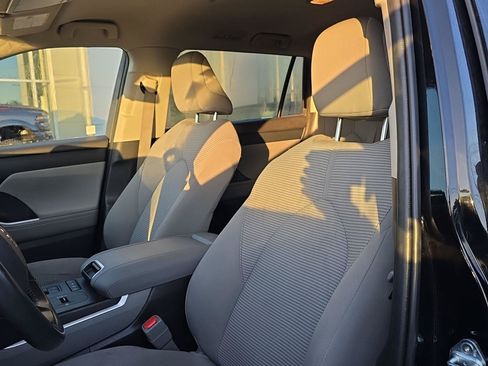 Used 2022 Toyota Highlander LE AWD/4WD image 11