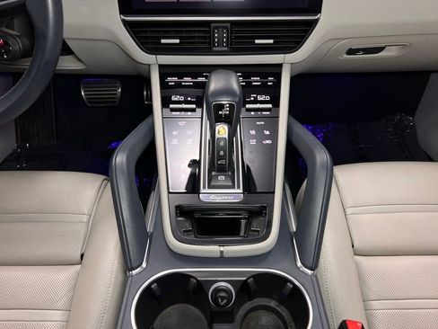 Used 2022 Porsche Cayenne Turbo image 13