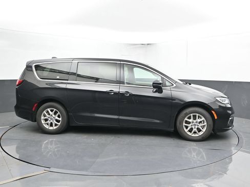 Used 2023 Chrysler Pacifica Touring-L FWD image 4