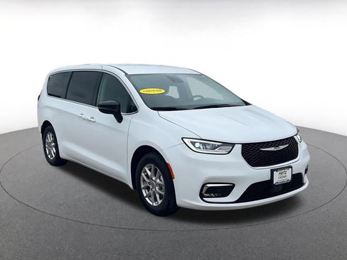 Used 2024 Chrysler Pacifica Touring-L image 3