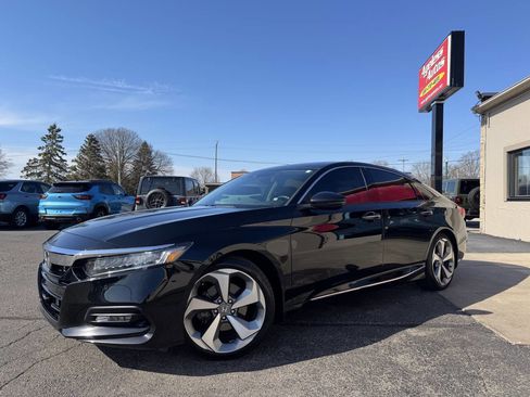 Used 2018 Honda Accord Touring image 2