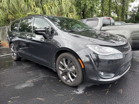 Used 2019 Chrysler Pacifica Touring Plus w/ S Appearance Package FWD image 2