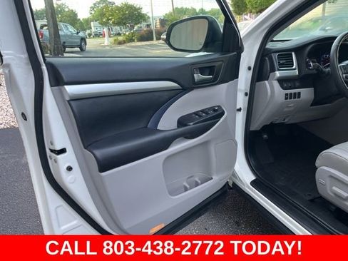 Used 2019 Toyota Highlander XLE FWD image 5