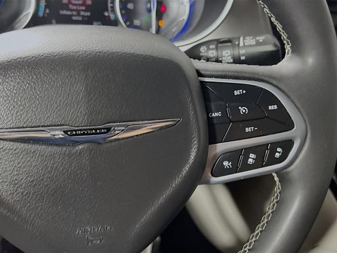 Used 2024 Chrysler Pacifica Touring-L FWD image 20