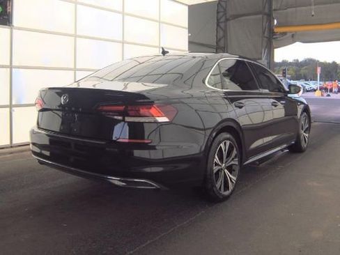 Used 2021 Volkswagen Passat 2.0T SE FWD image 4