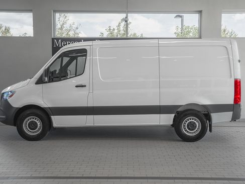 Used 2025 Mercedes-Benz Sprinter 2500 image 2