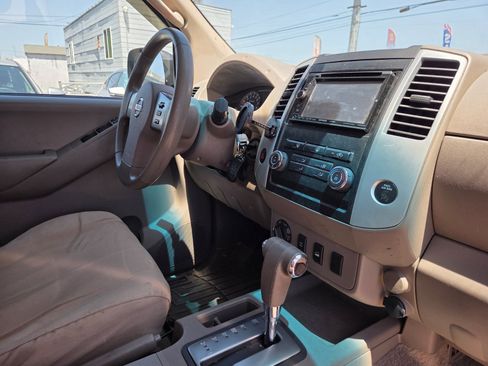Used 2010 Nissan Frontier SE w/ Moonroof Pkg AWD/4WD image 16