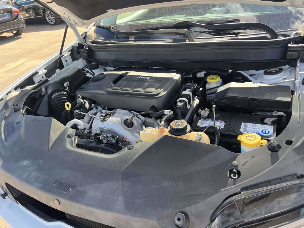 Used 2019 Jeep Cherokee Latitude Plus w/ Comfort/Convenience Group AWD/4WD image 12