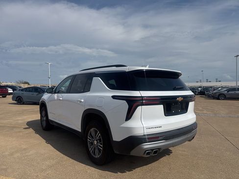 Used 2025 Chevrolet Traverse LT image 16