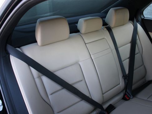 Used 2013 Mercedes-Benz E 350 4MATIC Sedan image 15