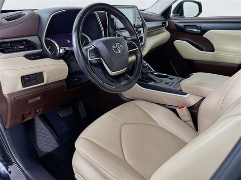 Used 2022 Toyota Highlander XLE image 23