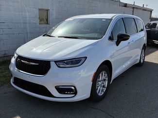 Used 2025 Chrysler Pacifica Select video 1