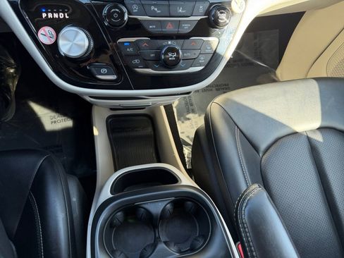 Used 2024 Chrysler Pacifica Touring-L image 22
