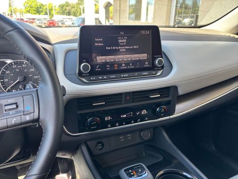 Used 2025 Nissan Rogue SV image 17