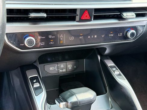 Used 2024 Kia Sorento S w/ Panoramic Sunroof Package FWD image 16