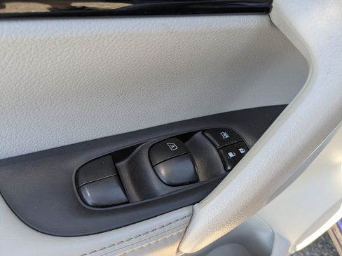 Used 2022 Nissan Rogue Sport SL w/ Premium Package image 32