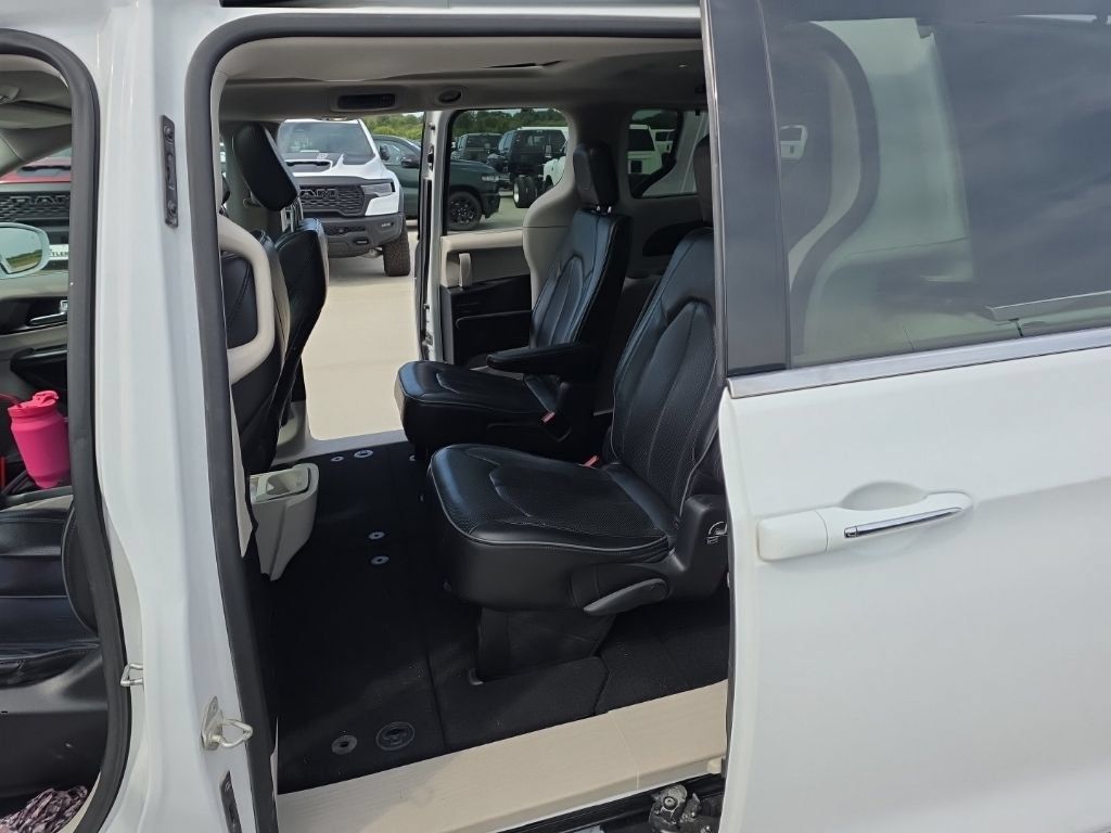 Used 2019 Chrysler Pacifica Limited FWD image 8