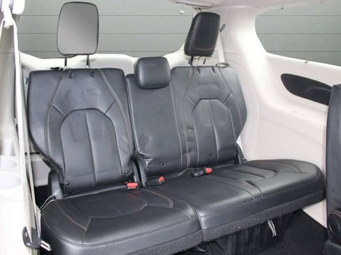 Used 2020 Chrysler Pacifica Touring-L FWD image 17