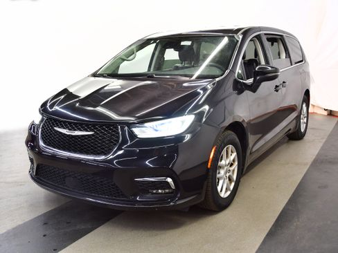 Used 2023 Chrysler Pacifica Touring-L FWD image 4