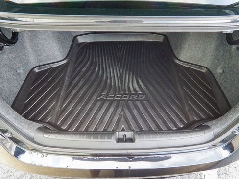 Used 2018 Honda Accord Touring image 10