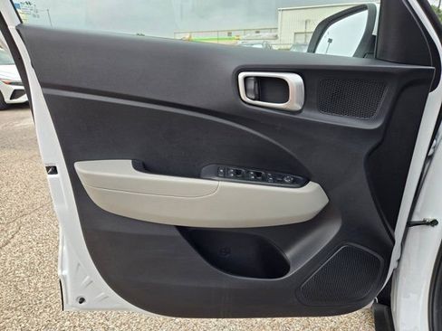 Used 2025 Hyundai Venue SEL FWD image 13