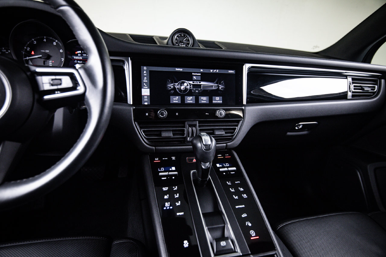 Certified 2023 Porsche Macan AWD/4WD image 19