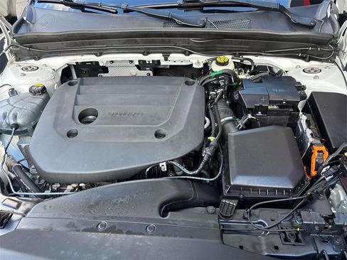 Used 2024 Volvo XC40 B5 Plus w/ Climate Package image 9