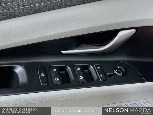 Used 2025 Hyundai Elantra Limited FWD image 21