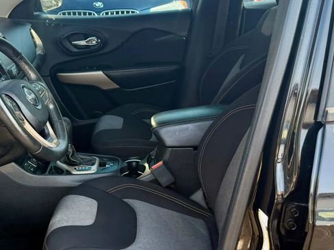 Used 2017 Jeep Cherokee Sport image 11