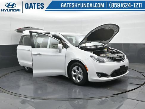 Used 2017 Chrysler Pacifica Touring Plus image 61