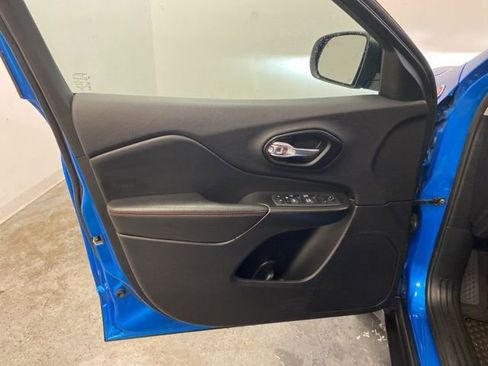 Used 2022 Jeep Cherokee Trailhawk image 20