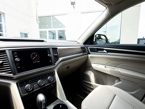 Used 2021 Volkswagen Atlas SE w/ Panoramic Sunroof Package FWD image 36