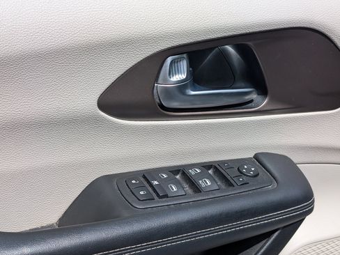 Used 2023 Chrysler Voyager LX FWD image 22