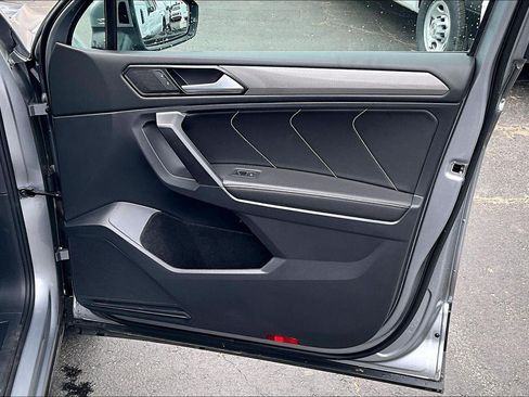 Used 2023 Volkswagen Tiguan SE w/ Panoramic Sunroof Package FWD image 27